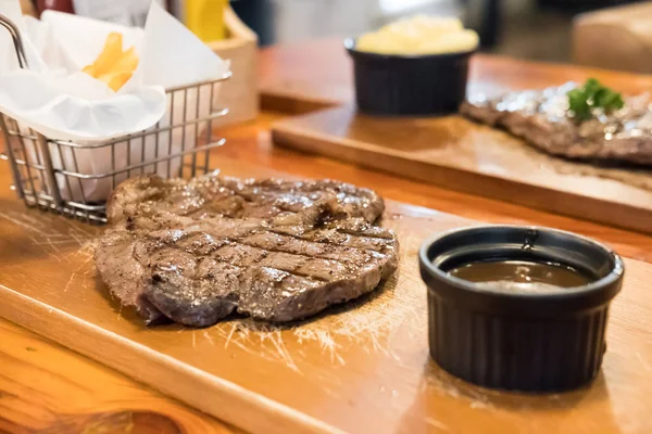 Medium Rauw Vlees Bord Met Saus — Stockfoto