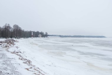 Soğuk kış, kar dolu denizde.
