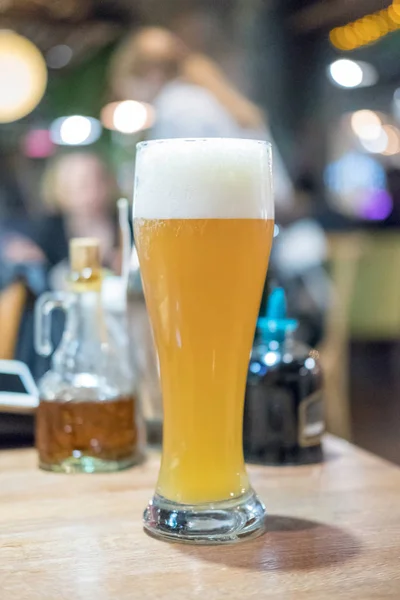 Copo Cerveja Com Fundo Desfocado — Fotografia de Stock