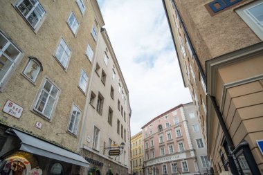 Salzburg, Avusturya - 14 Nisan 2017 : Salzburg'daki ortaçağ ve barok binalar
