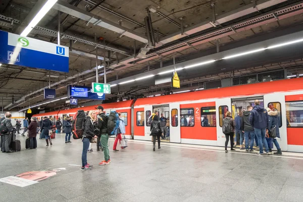 Múnich Alemania Abril 2017 Gente Caminando Estación Metro Múnich —  Fotos de Stock