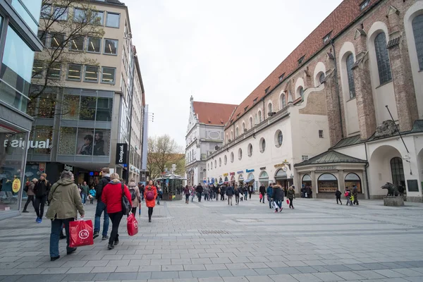 Mnichov Německo Duben 2017 Lidé Chodí Pěšky Nakupují Podél Kaufingerstrasse — Stock fotografie