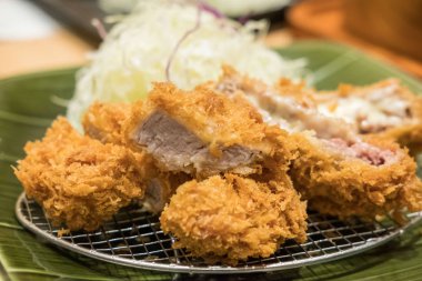 pirinç ve sebze seti ile peynir tonkatsu domuz pirinci, yumuşak odak