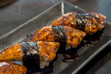 Sos ile foie gras suşi plaka üzerinde hizmet