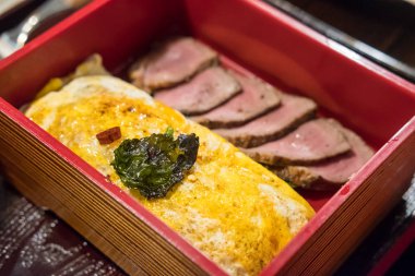 Omlet li Wagyu eti ve pirinç tabağında servis edilir, Japon yemekleri