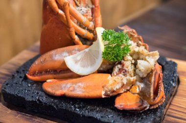 Limon lu Izgara Istakoz tabakta servis edilir