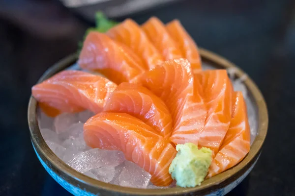 Sebzeli Somon Balığı Buz Bir Kasede Restoranda Servis Ediliyor — Stok fotoğraf