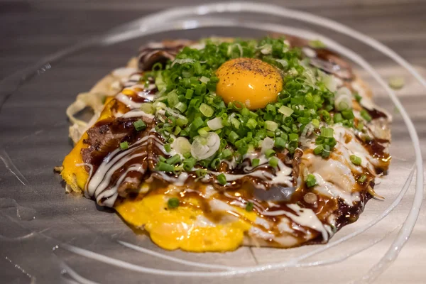 Okonomiyaki Японская Пицца Блины Содержащие Различные Ингредиенты Сковороде — стоковое фото