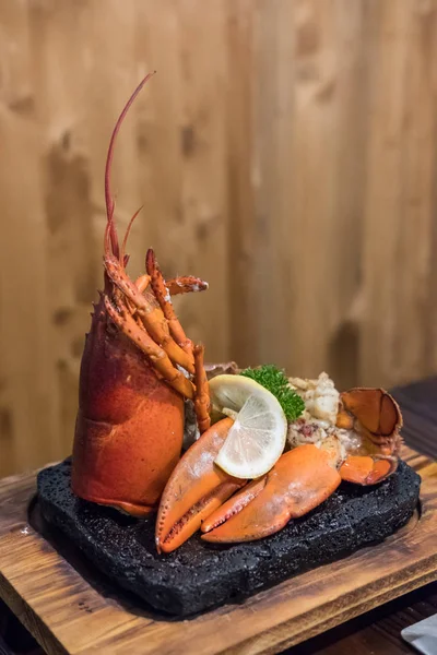 Limon lu Izgara Istakoz tabakta servis edilir