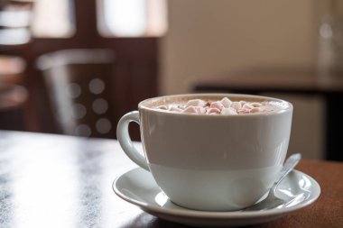 Bir fincan Sıcak Çikolata, marshmallows ile üstüne.