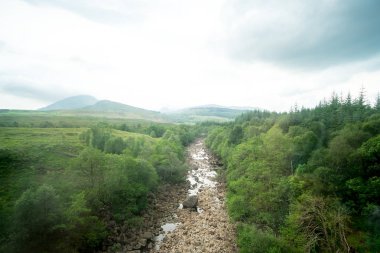 İskoç Yaylası'nda Dağ ve Gölün Manzara Manzarası.
