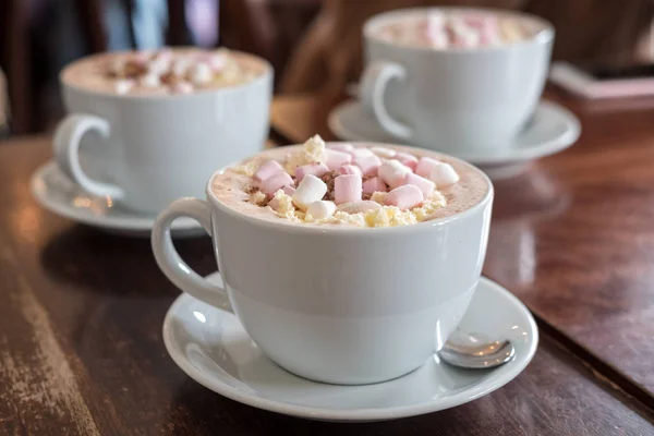 Bir fincan Sıcak Çikolata, marshmallows ile üstüne.