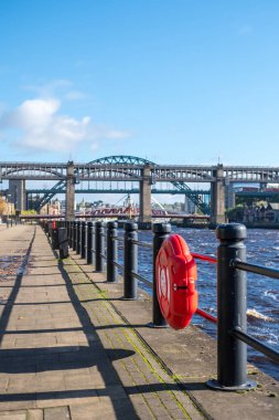 Quayside Tyne Nehri, Newcastle, İngiltere'de. Yüksek düzey Köprüsü ve Tyne köprüsü üzerinde arka plan bulanık görüntü