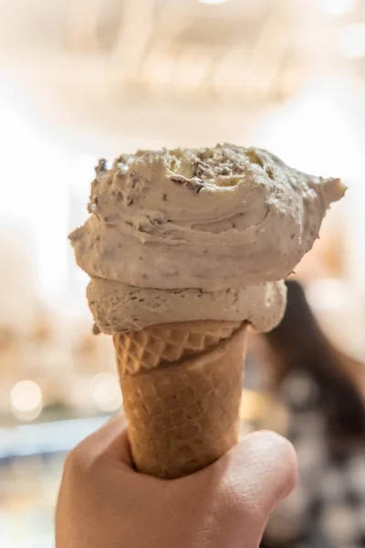 El tutma Çikolata Gelato, bulanıklık arka plan ile Dondurma.
