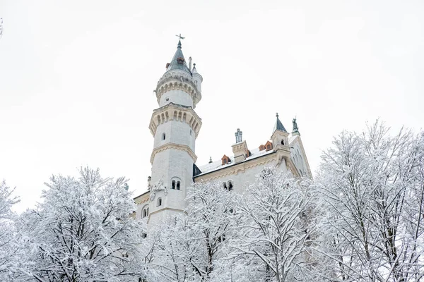 Kış manzara Neuschwanstein Kalesi. Güneybatı Bavyera Fussen yakınlarındaki Hohenschwangau köyü üzerinde engebeli bir tepe üzerinde bir on dokuzuncu yüzyıl Romanesk Revival sarayı, Almanya.