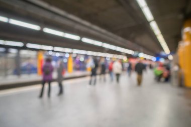 Münih Metro İstasyonu'nda Insanların bulanık görüntü bokeh.