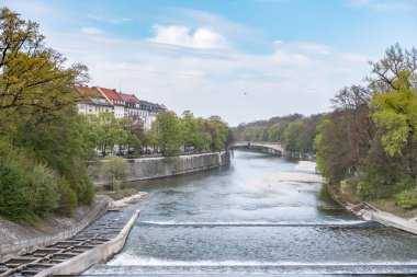 Münih, Almanya'da Isar nehri boyunca bina görünümü. Maximiliansbrucke veya Maximilian köprüden.