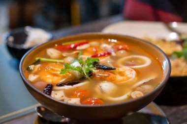 Tom yum, Tay deniz ürünleri baharatlı çorba kase.