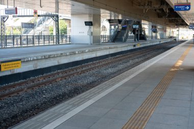 Pathum Thani, Tayland - 10 Aralık 2021 - Lak Hok kırmızı hat istasyonu. SRT Dark Red Line, Bangkok 'tan Rangsit' e kadar MBTA metro sisteminin bir parçası olarak işletilen hızlı bir aktarma hattıdır..