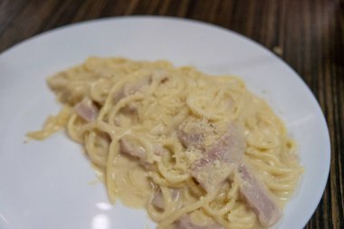 Spagetti Carbonara beyaz tabakta. Yumuşak odak