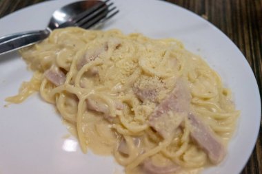 Spagetti Carbonara beyaz tabakta. Yumuşak odak
