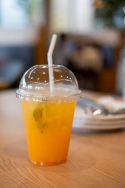 ahşap masa üzerinde portakal suyu