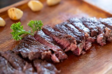 Tahta tabakta servis edilen orta pişmiş biftek.