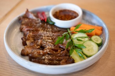 Izgara domuz boynu tabakta servis edilir.