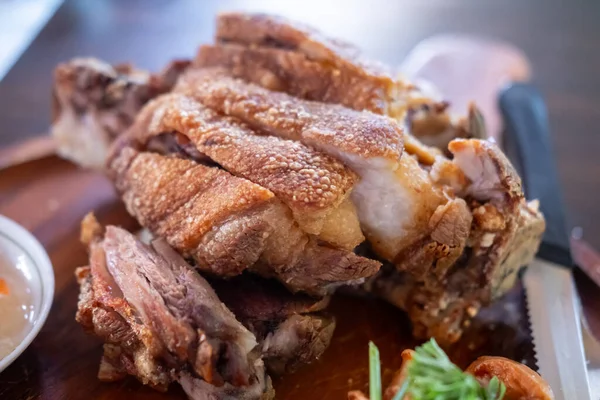 Restoranda servis edilen çıtır Alman domuz budu.