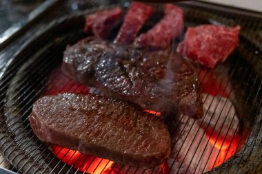 Hanwoo Biftek, Kore usulü ızgarada et. Yumuşak odaklı az pişmiş et.