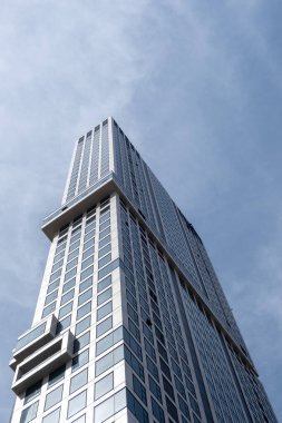 Mavi gökyüzüne karşı yüksek binaların dış görünüşü