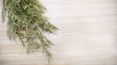 Ahşap arka planda kurutulmuş Caspia çiçek buket.