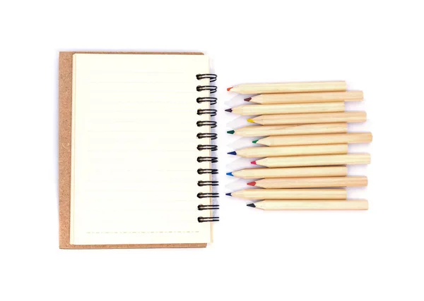 Top vista notebook aberto e lápis de cor . — Fotografia de Stock