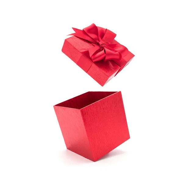 Vörös ajándékdoboz megnyitása szalaggal. — Stock Fotó