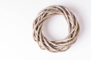 Beyaz hasır çelenk herhangi bir dekorasyon dekore edilmiştir. Düz yatıyordu.