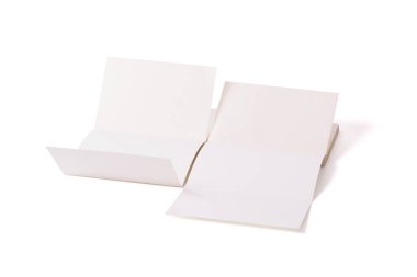 Mock-up baskı ürünleri ve sunumlar için. Çift kapak yaprak paperbacks. Beyaz bir yüzeye iki yalancı beyaz kitap merkezinde açıldı. Olağandışı düzeni. Foreshorten.