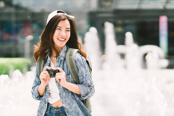 Joven Hermosa Mochila Asiática Viajero Mujer Utilizando Cámara Digital Compacta —  Fotos de Stock