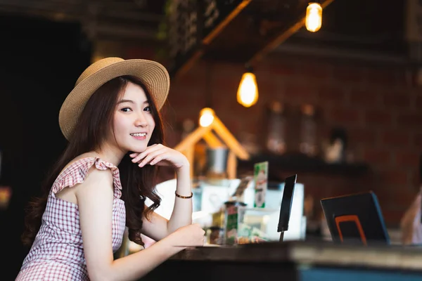 Портрет Милі Красиві Азіатські Підлітка Посміхаючись Кафе Копією Простору Кафе — стокове фото