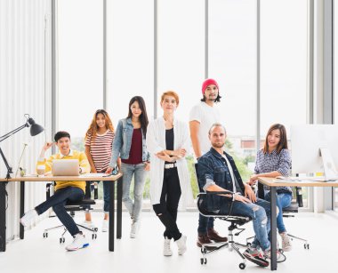 Office toplantıda, kopya alanı çok ırklı çeşitli iş takımının emin grup portresi. Yaratıcı insanlar, organizasyon ekip oluşturma, Misyon Vizyon, çözüm desteği hizmeti veya başlangıç kavramı