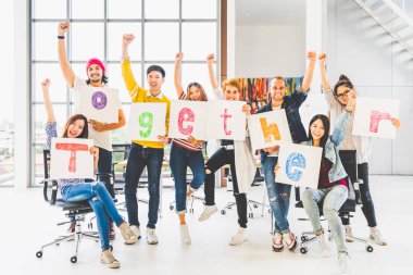 Çok ırklı farklı grup office iş arkadaşınız veya yaratıcı insanlar word bir arada tutan, tezahürat ve kutlamak. İş proje ortağı, kurumsal ekip çalışması, Şirket faaliyet veya arkadaşlık beraberlik kavramı