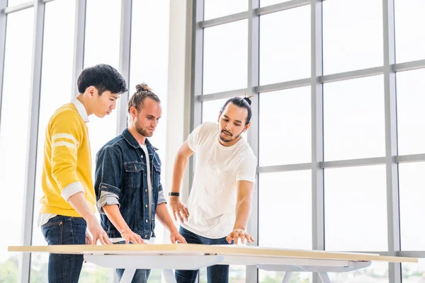 Groupe Multiethnique Trois Hommes Réunissant Discuter Plan Projet Remue Méninges — Photo