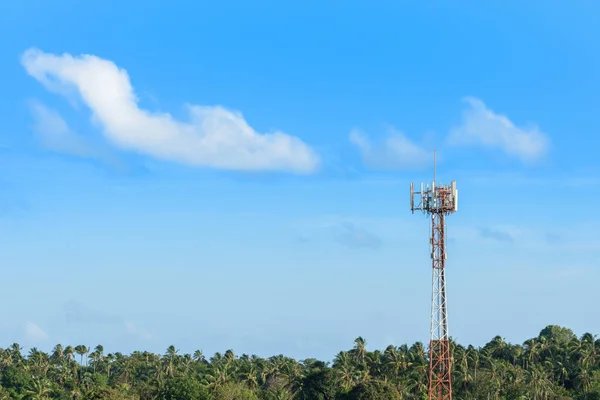Antena Móvel Celular Torre Telecomunicações Atmosfera Clima Tropical Espaço Cópia — Fotografia de Stock