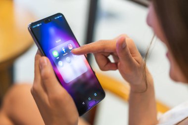 Bangkok, Tayland - 27 Mayıs 2018: facebook uygulama açıklayıcı editoryal içerik işaret Huawei P20 pro smartphone, sosyal medya uygulaması kullanarak Asyalı kadın.