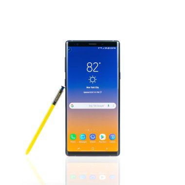 Bangkok, Tayland - 28 Ağustos 2018: Studio okyanus mavisi renkli beyaz arka plan üzerinde izole sarı S-kalem ile yeni Samsung Galaxy Not 9 smartphone bir kadeh. Açıklayıcı editoryal içerik.