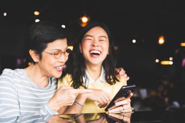 Asya Anne ve gülüyor ve bir selfie veya fotoğraf albümü, gülümseyen kızı smartphone birlikte restoran veya kafe, ile kullanma alanı kopyalayın. Aile sevgisi, tatil aktivitesi veya modern yaşam kavramı