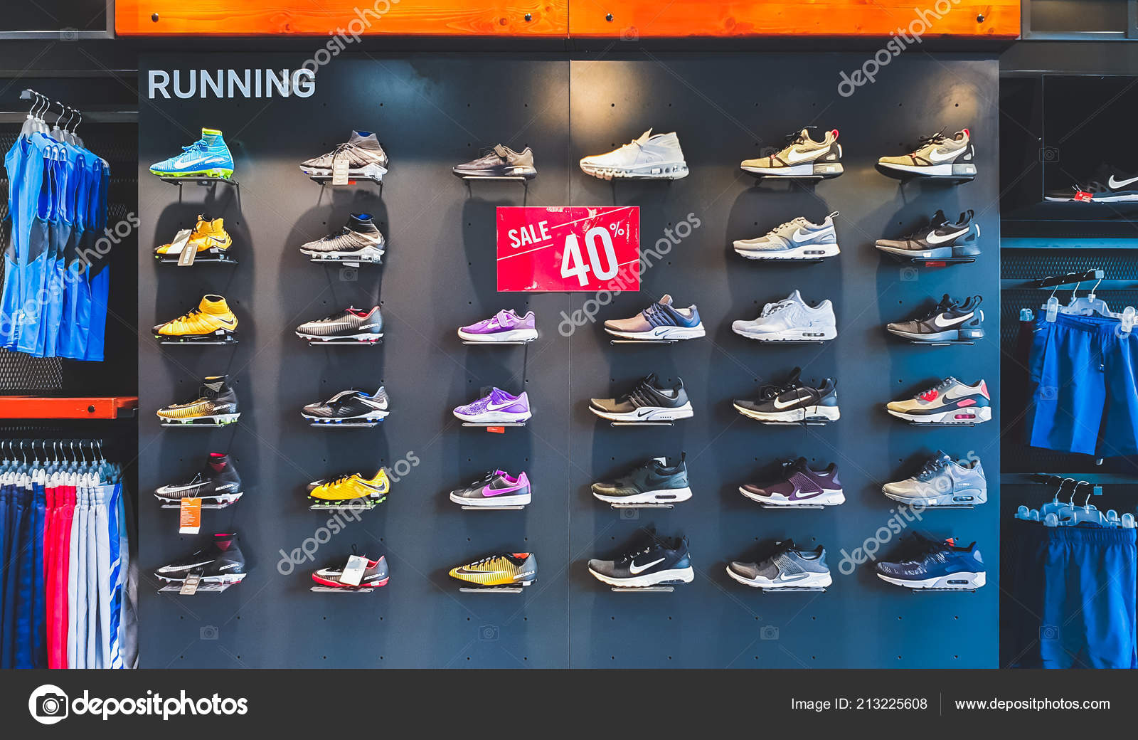 Outlet shoes de stock, imágenes de Outlet shoes sin royalties | Depositphotos