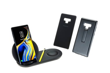 Bangkok, Tayland - 12 Eylül, 2018: Samsung Galaxy Not 9 smartphone, sarı S-kalem aksesuarlar kablosuz şarj duo, koruyucu ayakta kapak ve beyaz arka plan üzerinde izole silikon kılıf