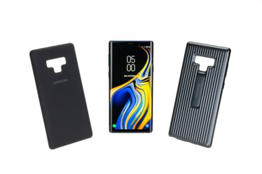 Bangkok, Tayland - 12 Eylül, 2018: Studio yeni Samsung Galaxy Not 9 smartphone ile kapak ve silikon durumda aksesuarları, beyaz arka plan üzerinde izole ayakta koruyucu bir kadeh. Açıklayıcı yazı işleri
