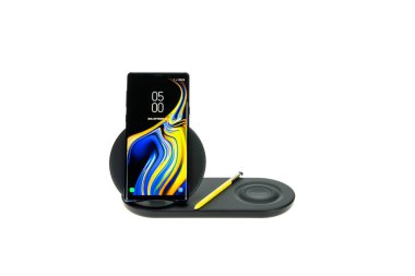 Bangkok, Tayland - 12 Eylül, 2018: Studio yeni Samsung Galaxy Not 9 smartphone kablosuz şarj duo, hızlı şarj aksesuar, izole üzerinde beyaz arka plan üzerinde S kalemiyle bir kadeh. Açıklayıcı yazı işleri
