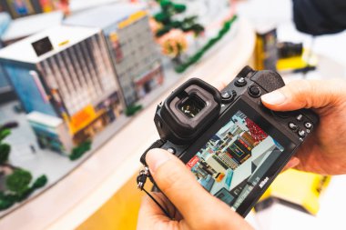 Bangkok, Tayland - 21 Eylül, 2018: kullanarak ve yeni Nikon Z7 full frame aynasızlar kamera kamu başlatmak Event'de test adam